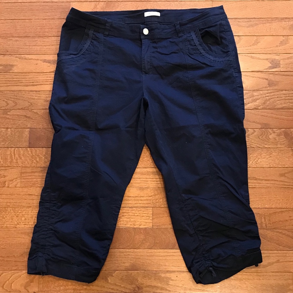 💛 3/$25 Navy Capris